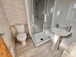 Shower room- click for photo gallery